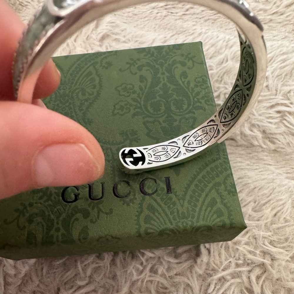 Gucci‎ Silver Cuff with Iconic Emblem Bracelet - Picture 7 of 8